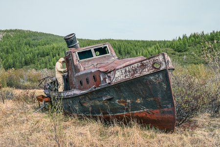 Баркас с нефтяным полудизельным двигателем
